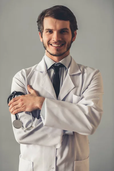 Guapo joven doctor — Foto de Stock