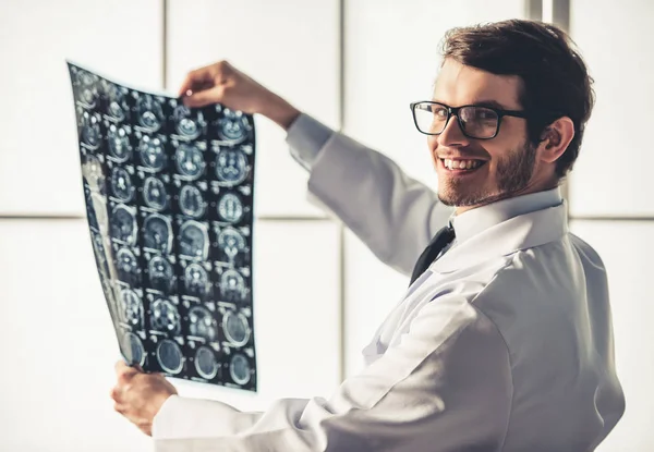 Guapo joven doctor — Foto de Stock