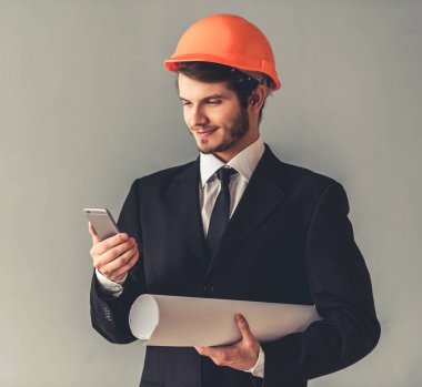 yakışıklı genç mimar