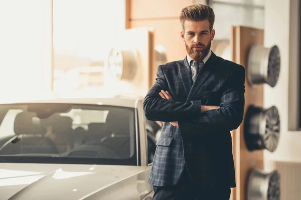 Bezoeken van autodealer — Stockfoto