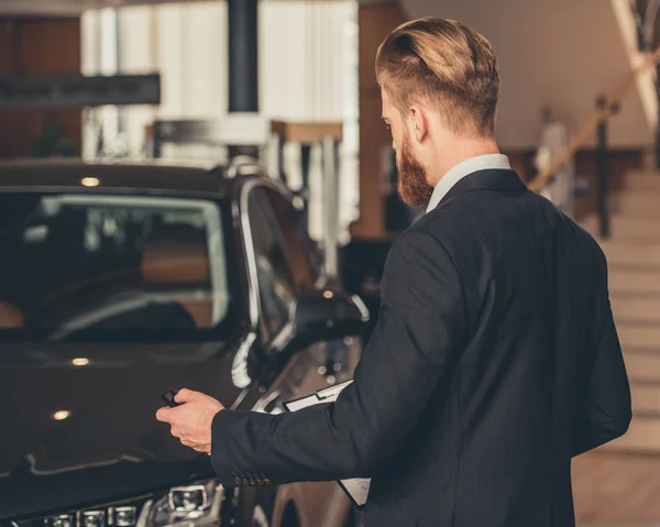 Visiting car dealership — Stock Photo, Image