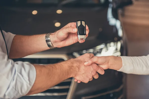 Besuch im Autohaus — Stockfoto