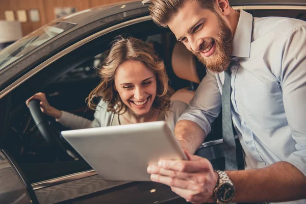 Visiting car dealership — Stock Photo, Image