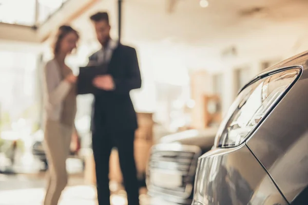 Visiting car dealership — Stock Photo, Image