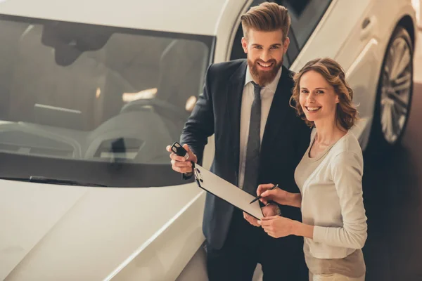 Visiting car dealership — Stock Photo, Image