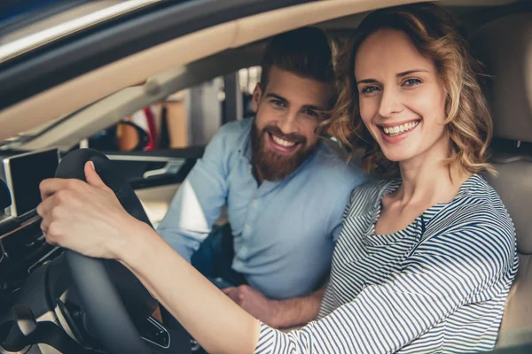 Visitar concesionario de automóviles —  Fotos de Stock