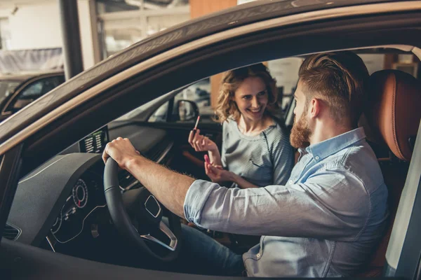 Besuch im Autohaus — Stockfoto