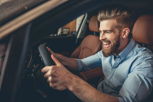 Besuch im Autohaus — Stockfoto