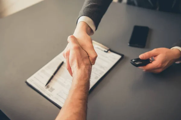 Bezoeken van autodealer — Stockfoto