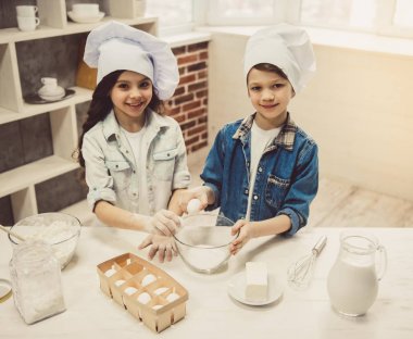 Çocuk mutfakta pişirme
