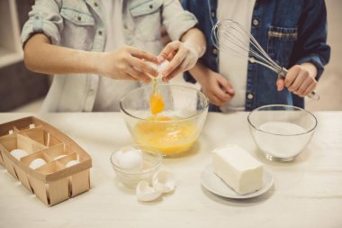 Çocuk mutfakta pişirme