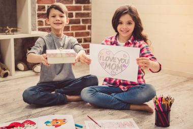 Evde Çizim yapan Çocuklar