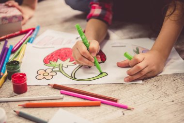 Evde Çizim yapan Çocuklar