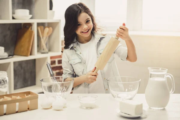 Menina cozinhando — Fotografia de Stock