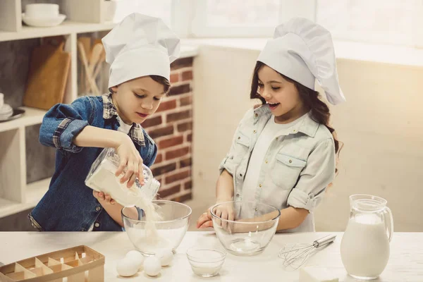 Дети выпечки на кухне — стоковое фото