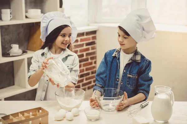 Дети выпечки на кухне — стоковое фото