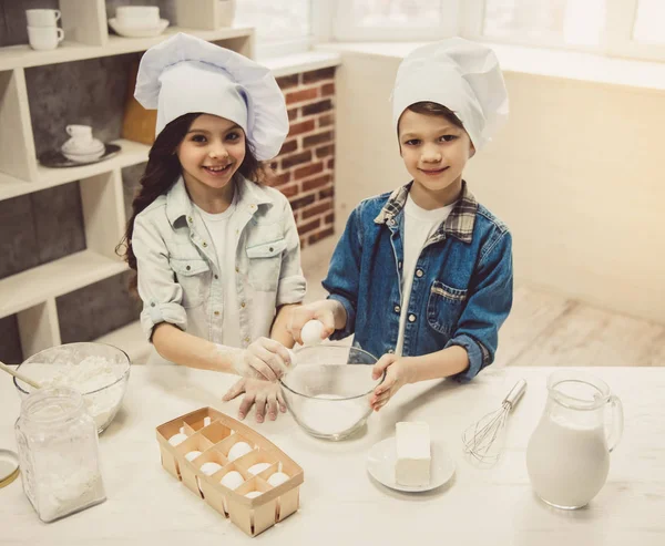 Niños horneando en la cocina — Foto de Stock