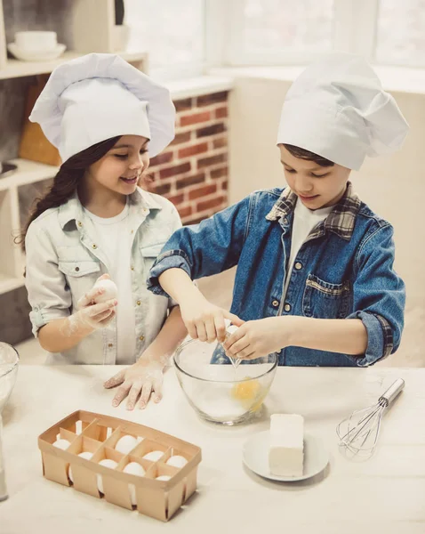 Children baking in kitchen — Stock Photo, Image