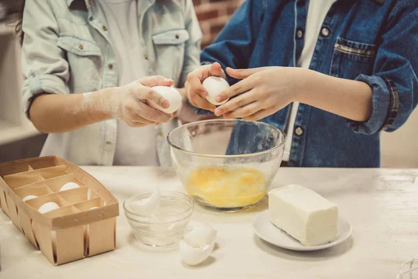 Dzieci do pieczenia w kuchni — Zdjęcie stockowe