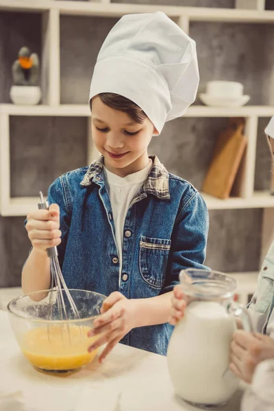 Niños horneando en la cocina — Foto de Stock