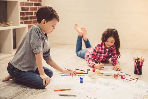 Kinderen thuis Tekenen — Stockfoto