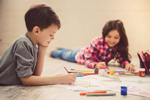 Barn som ritar hemma — Stockfoto