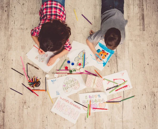 Niños dibujando en casa — Foto de Stock