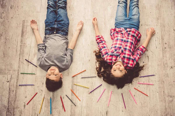 Bambini che disegnano a casa — Foto Stock