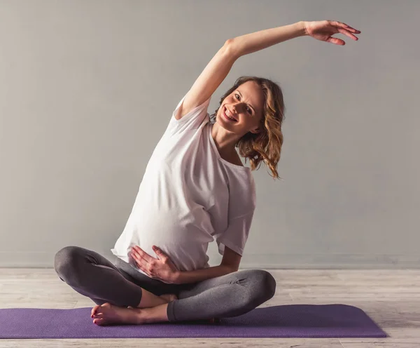 Těhotná žena cvičit — Stock fotografie