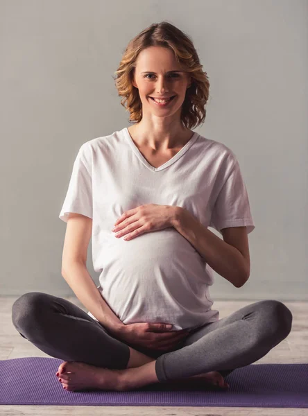 Pregnant woman working out — Stock Photo, Image