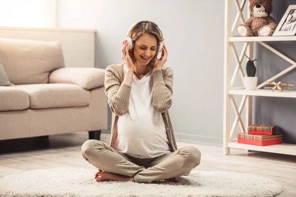 Gravid kvinna hemma — Stockfoto