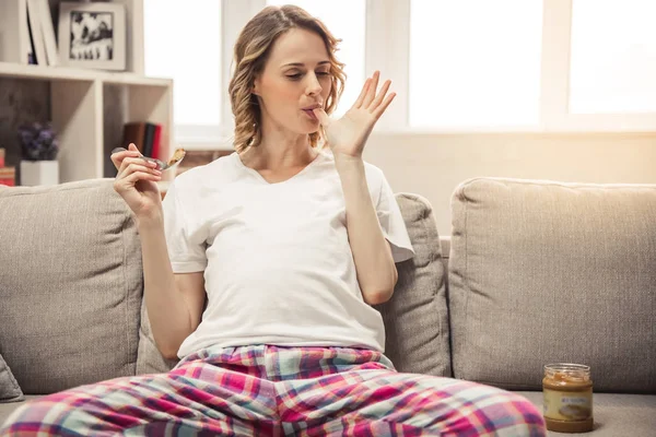 Mujer embarazada en casa — Foto de Stock