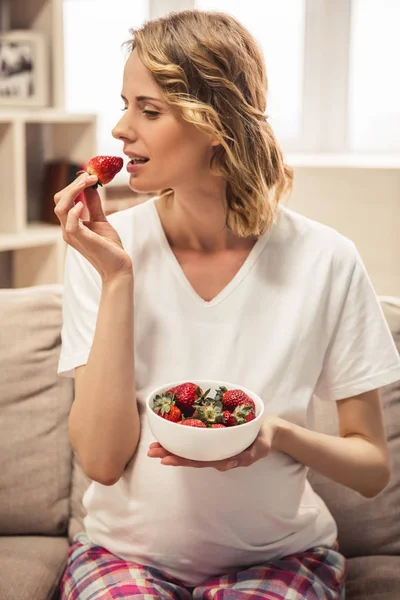 Pregnant woman at home — Stock Photo, Image