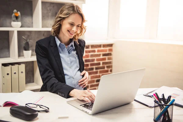 Pregnant business woman — Stock Photo, Image