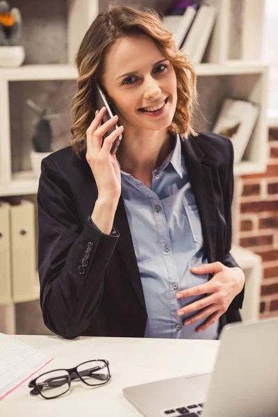 Pregnant business woman — Stock Photo, Image