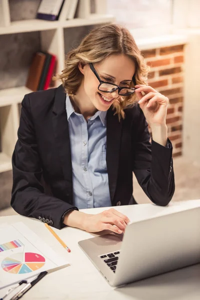 Mujer embarazada de negocios —  Fotos de Stock