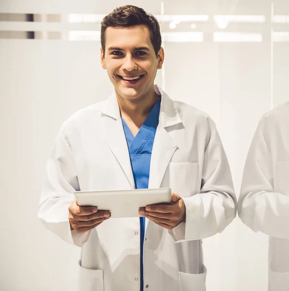 Knappe jonge dokter — Stockfoto