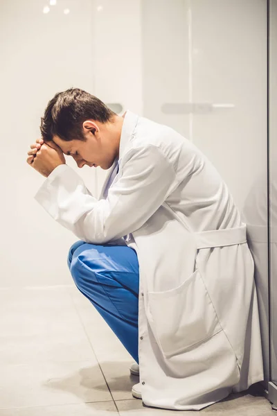 Guapo joven doctor — Foto de Stock