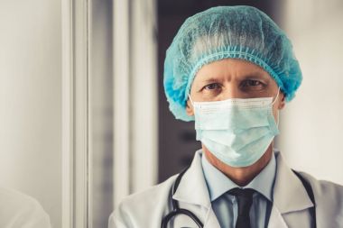 yakışıklı olgun doktor