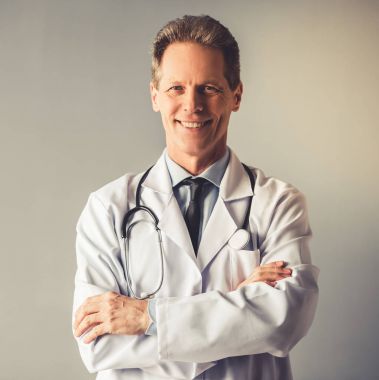 yakışıklı olgun doktor