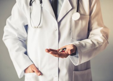 yakışıklı olgun doktor