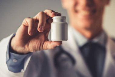 yakışıklı olgun doktor