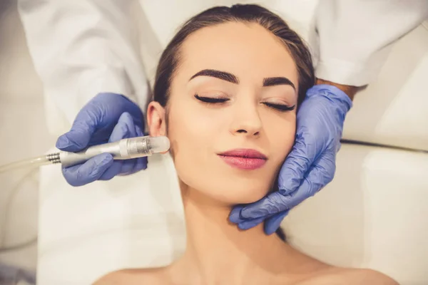 Mujer en la esteticista — Foto de Stock