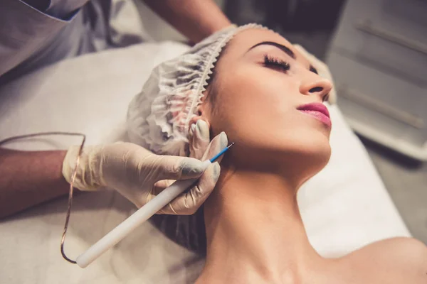 Woman at the beautician — Stock Photo, Image