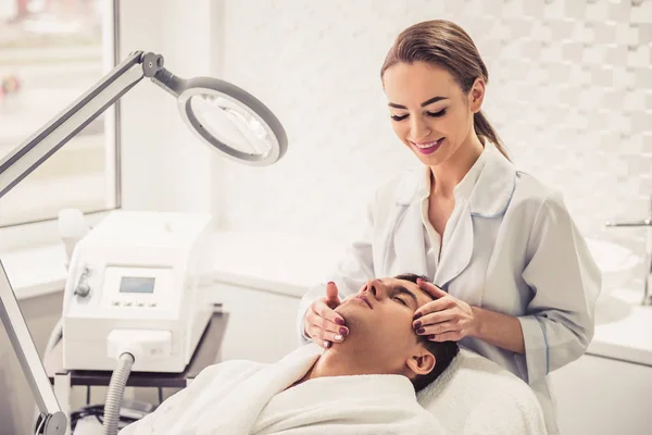 El hombre en la esteticista — Foto de Stock