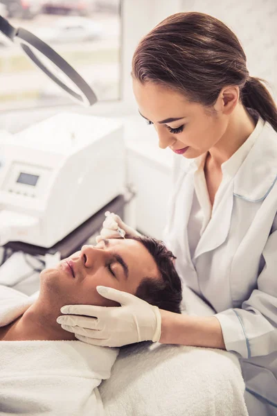 Man aan de schoonheidsspecialiste — Stockfoto