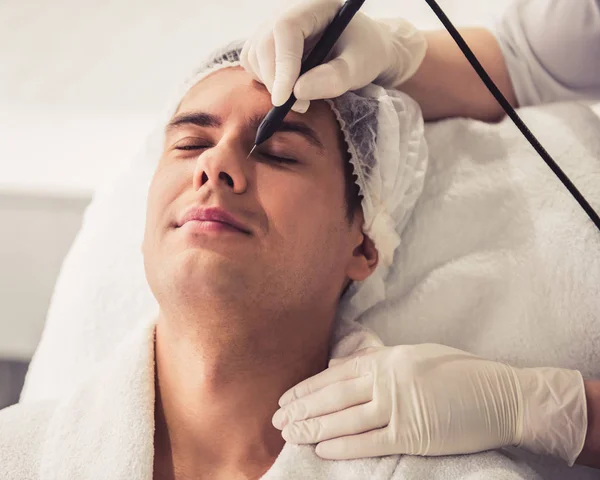 El hombre en la esteticista — Foto de Stock