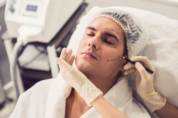 El hombre en la esteticista — Foto de Stock