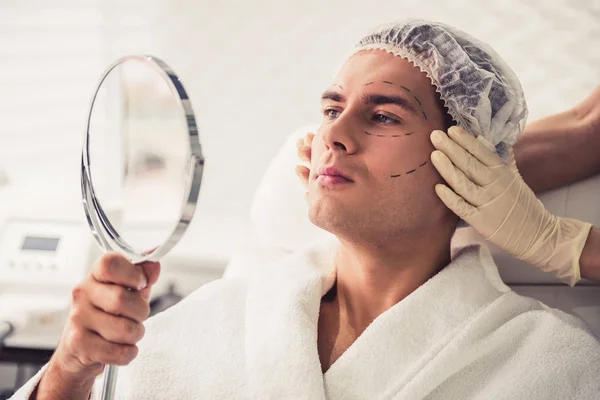 El hombre en la esteticista — Foto de Stock