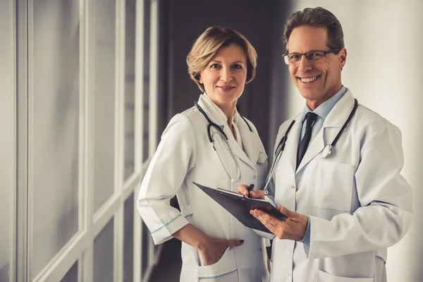 Belos médicos maduros — Fotografia de Stock